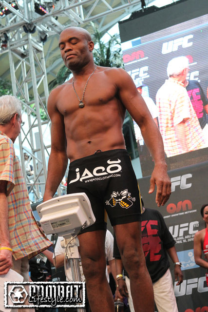 Anderson Silva UFC 112 weigh in